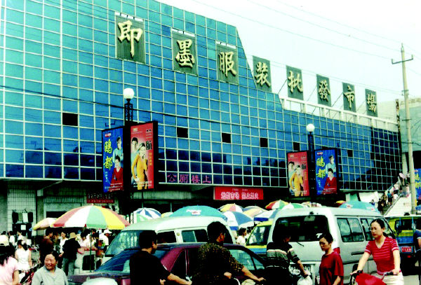 即墨服裝批發市場火爆惠及市場周邊人群，看車人月收入三千多